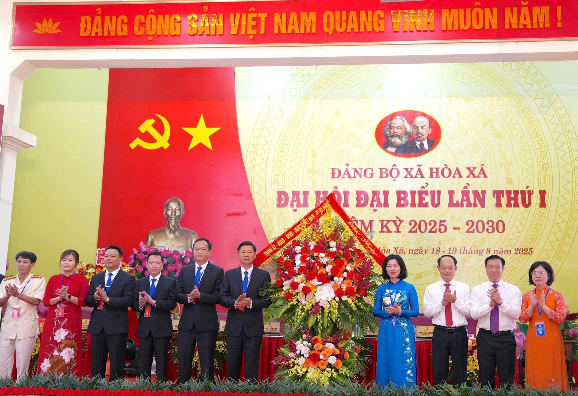 Ủy viên Ban Thường vụ Thành ủy, Phó Chủ tịch Thường trực HĐND thành phố Hà Nội Phùng Thị Hồng Hà:Phát huy truyền thống cách mạng, xây dựng Hòa Xá phát triển toàn diện- Ảnh 6.