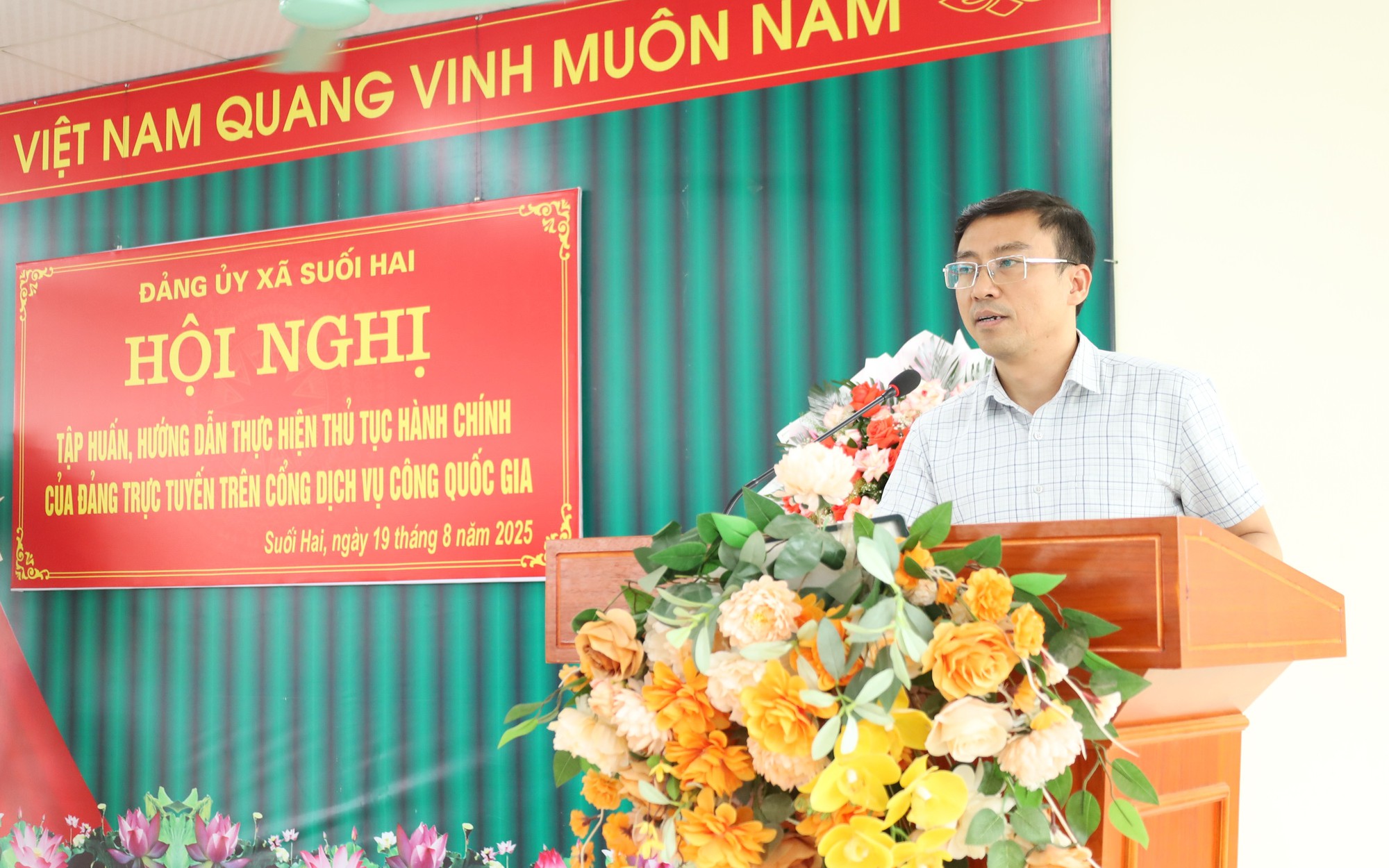 Đảng ủy xã Suối Hai tập huấn các các thủ tục hành chính của Đảng trên cổng dịch vụ công trực tuyến quốc gia