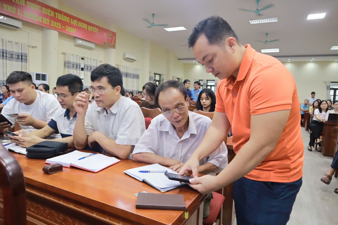 “Cầm tay chỉ việc”, lan tỏa phong trào bình dân học vụ số ở Ô Diên- Ảnh 4.
