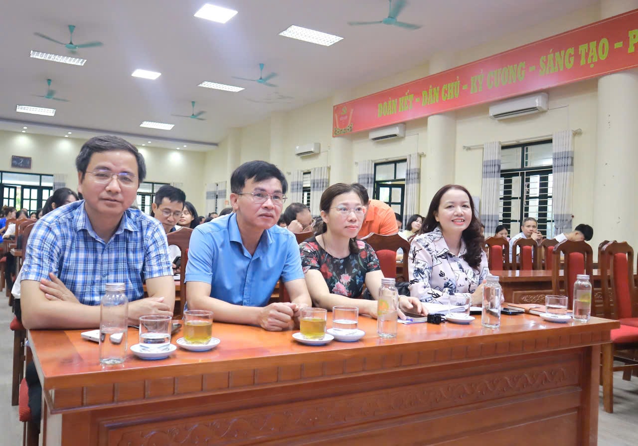 “Cầm tay chỉ việc”, lan tỏa phong trào bình dân học vụ số ở Ô Diên- Ảnh 1.