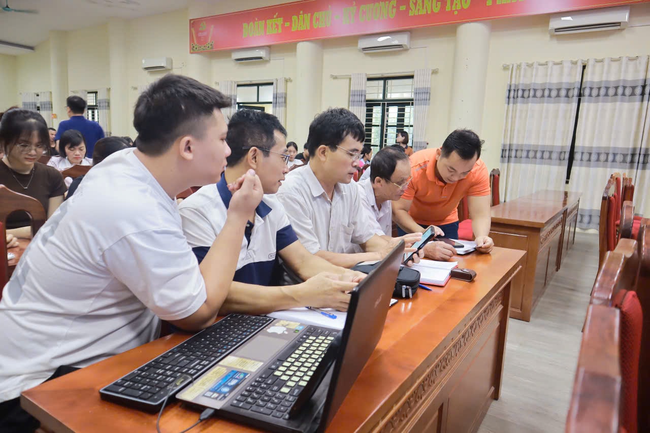“Cầm tay chỉ việc”, lan tỏa phong trào bình dân học vụ số ở Ô Diên- Ảnh 3.