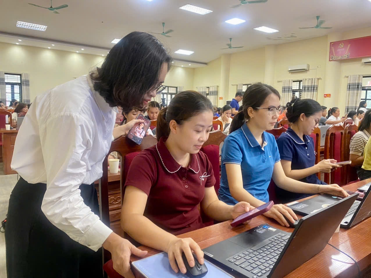 “Cầm tay chỉ việc”, lan tỏa phong trào bình dân học vụ số ở Ô Diên- Ảnh 5.