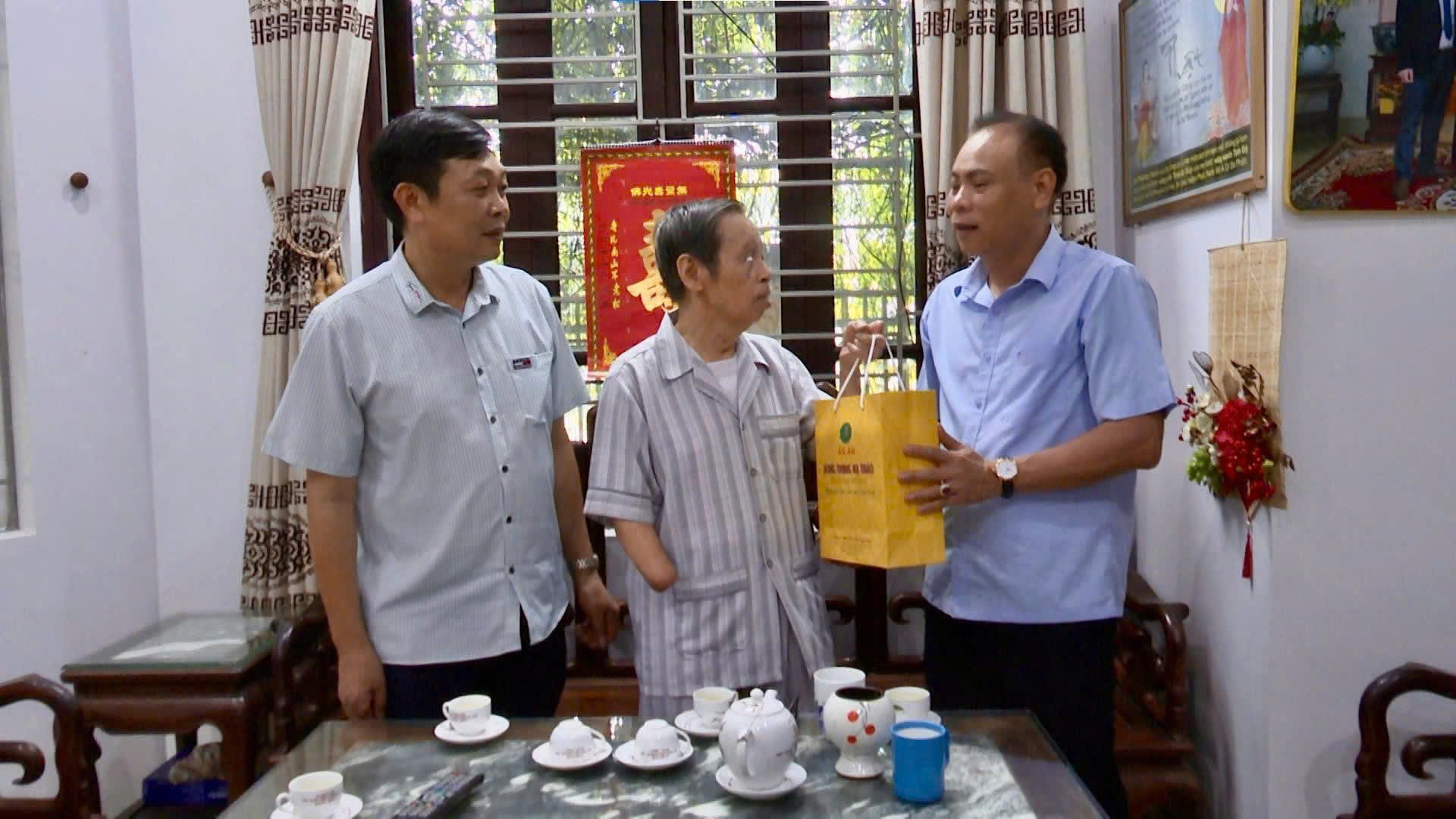 UBND xã Đan Phượng thành lập 5 đoàn đi thăm, tặng quà tới người có công với cách mạng nhân dịp Kỷ niệm 80 năm ngày Quốc khánh 2/9.- Ảnh 1.