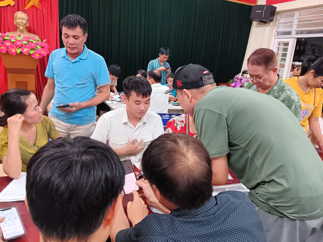 Ngày hội ra quân hỗ trợ hoạt động chuyển đổi số tại khu dân cư cụm Trung Kính Hạ- Ảnh 1.