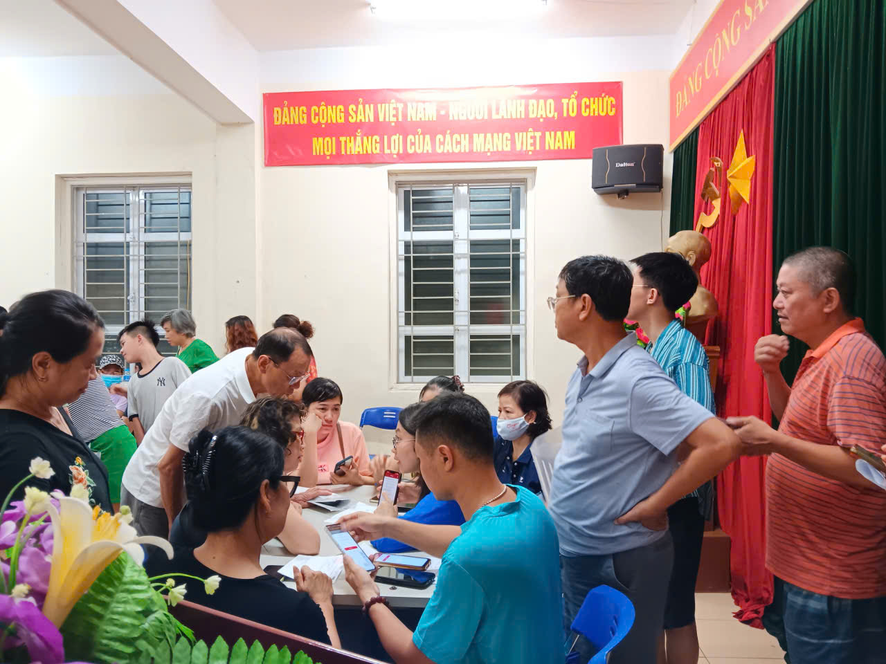 Ngày hội ra quân hỗ trợ hoạt động chuyển đổi số tại khu dân cư cụm Trung Kính Hạ- Ảnh 2.