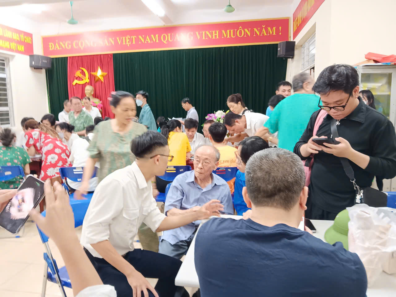 Ngày hội ra quân hỗ trợ hoạt động chuyển đổi số tại khu dân cư cụm Trung Kính Hạ- Ảnh 4.