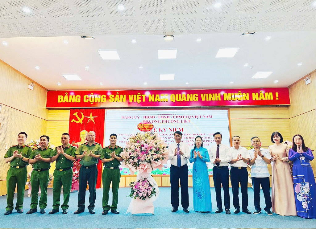 PHƯỜNG PHƯƠNG LIỆT TỔ CHỨC LỄ KỶ NIỆM 80 NĂM NGÀY TRUYỀN THỐNG CÔNG AN NHÂN DÂN VIỆT NAM (19/8/1945-19/8/2025); 20 NĂM NGÀY HỘI TOÀN DÂN BẢO VỆ AN NINH TỔ QUỐC (19/8/2005-19/8/2025)- Ảnh 2.
