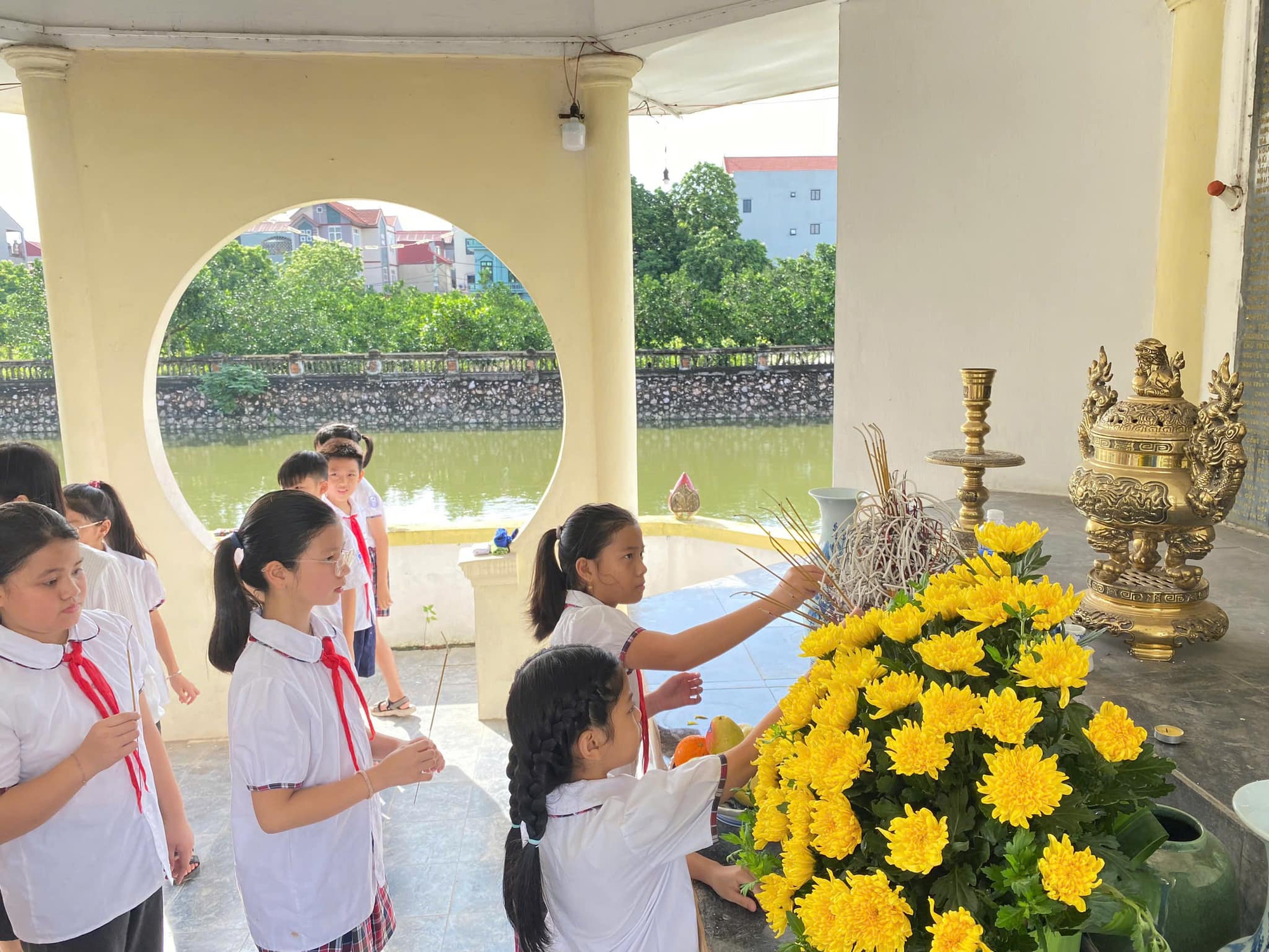 Thầy và trò Trường Tiểu học Tây Tựu A - phường Tây Tựu rực rỡ cờ hoa chào mừng kỷ niệm 80 năm cách mạng tháng tám và quốc khánh 2/9 - Ảnh 8.