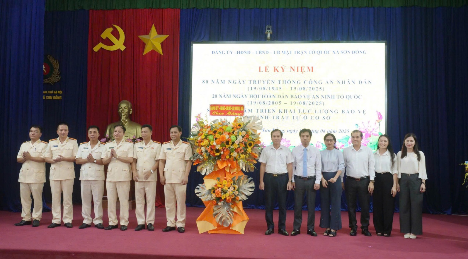Sơn Đồng tổ chức kỷ niệm 80 năm Ngày truyền thống Công an Nhân dân (19/8/1945-19/8/2025) và 20 năm Ngày hội Toàn dân bảo vệ an ninh Tổ quốc- Ảnh 1.
