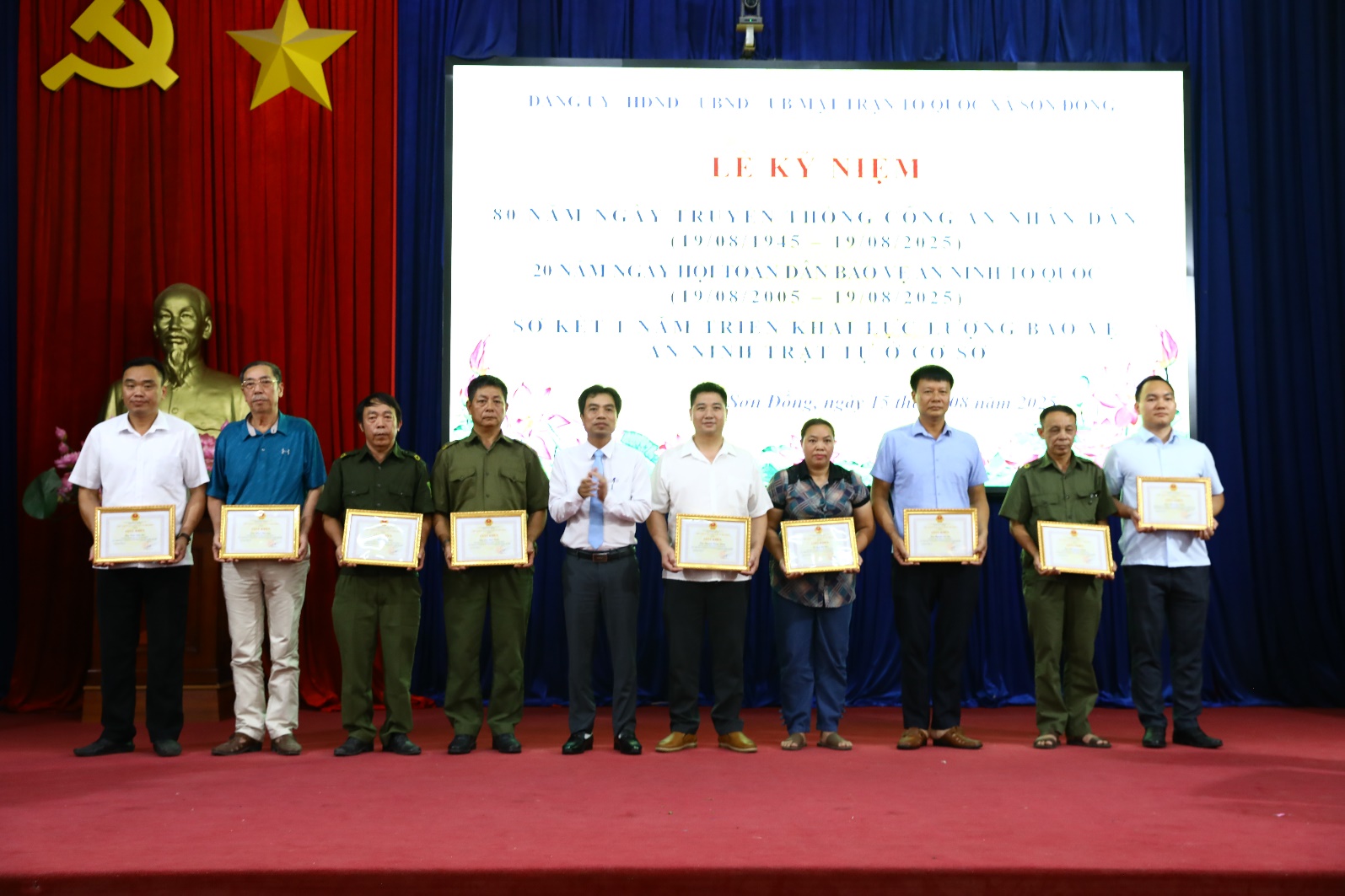 Sơn Đồng tổ chức kỷ niệm 80 năm Ngày truyền thống Công an Nhân dân (19/8/1945-19/8/2025) và 20 năm Ngày hội Toàn dân bảo vệ an ninh Tổ quốc- Ảnh 7.