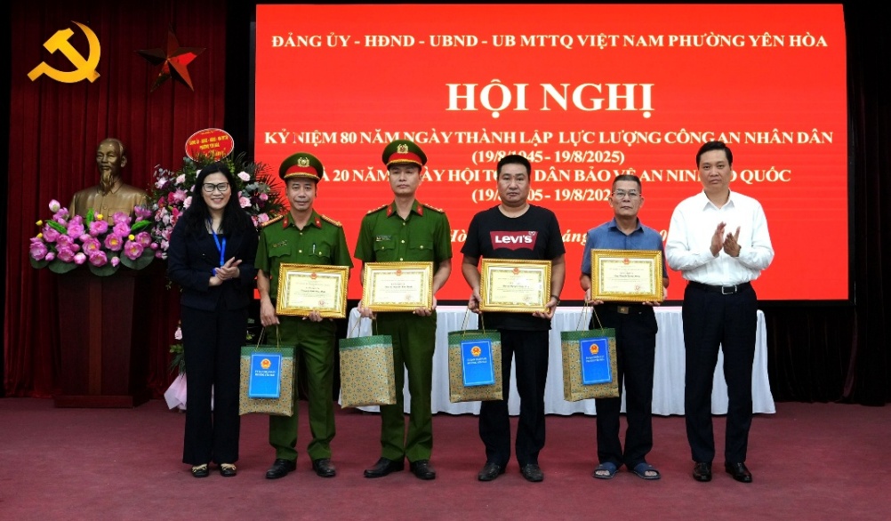 Phường Yên Hòa biểu dương kịp thời "Gương quần chúng dũng cảm, mưu trí truy bắt đối tượng trộm cắp tài sản"- Ảnh 1.