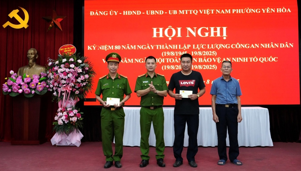 Phường Yên Hòa biểu dương kịp thời "Gương quần chúng dũng cảm, mưu trí truy bắt đối tượng trộm cắp tài sản"- Ảnh 2.