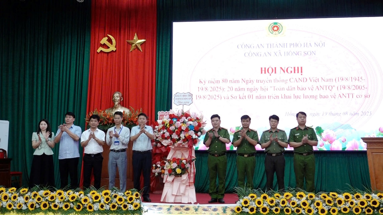 Công an xã Hồng Sơn tổ chức kỷ niệm 80 năm Ngày truyền thống Công an nhân dân Việt Nam và ra mắt Chi hội Cựu công an nhân dân- Ảnh 1.