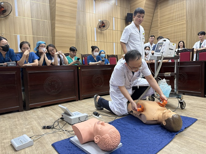 Cập nhật kiến thức cấp cứu cho đội ngũ nhân viên y tế tham gia phục vụ Lễ Kỷ niệm 80 năm Cách mạng Tháng Tám thành công- Ảnh 1.