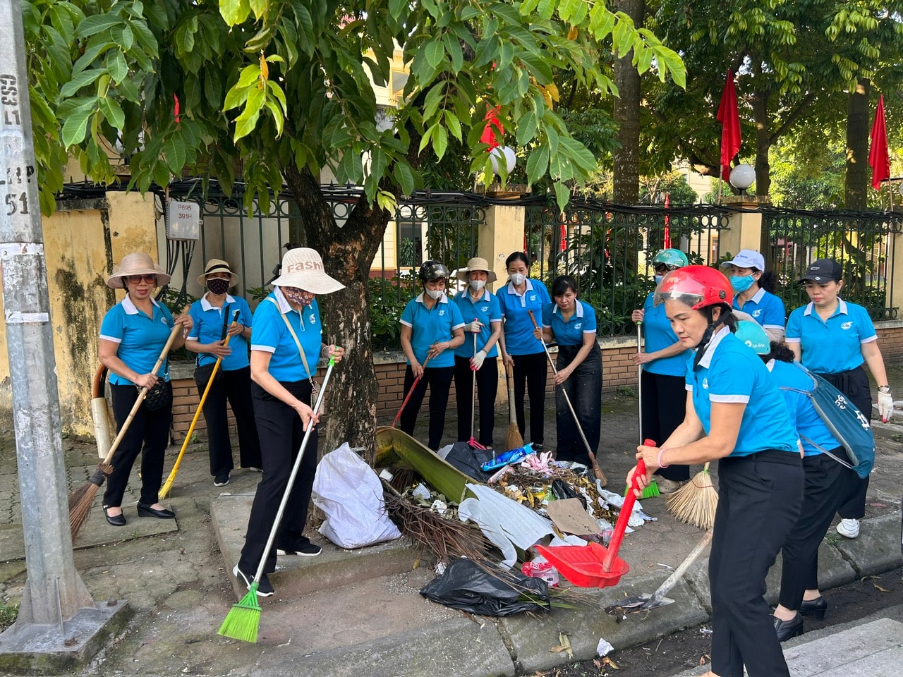Nét đẹp áo xanh lan tỏa “Ngày cuối tuần xanh” khắp Thủ đô- Ảnh 3.
