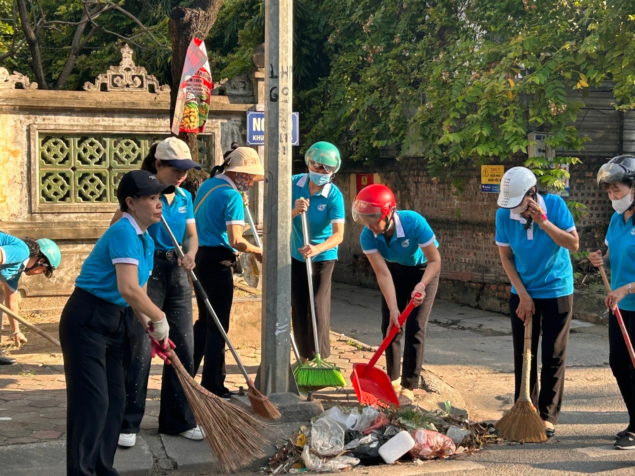 Nét đẹp áo xanh lan tỏa “Ngày cuối tuần xanh” khắp Thủ đô- Ảnh 2.