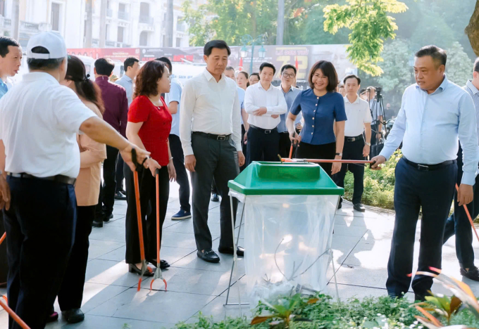Chủ tịch Hà Nội cùng người dân dọn rác tại quảng trường- Ảnh 1.