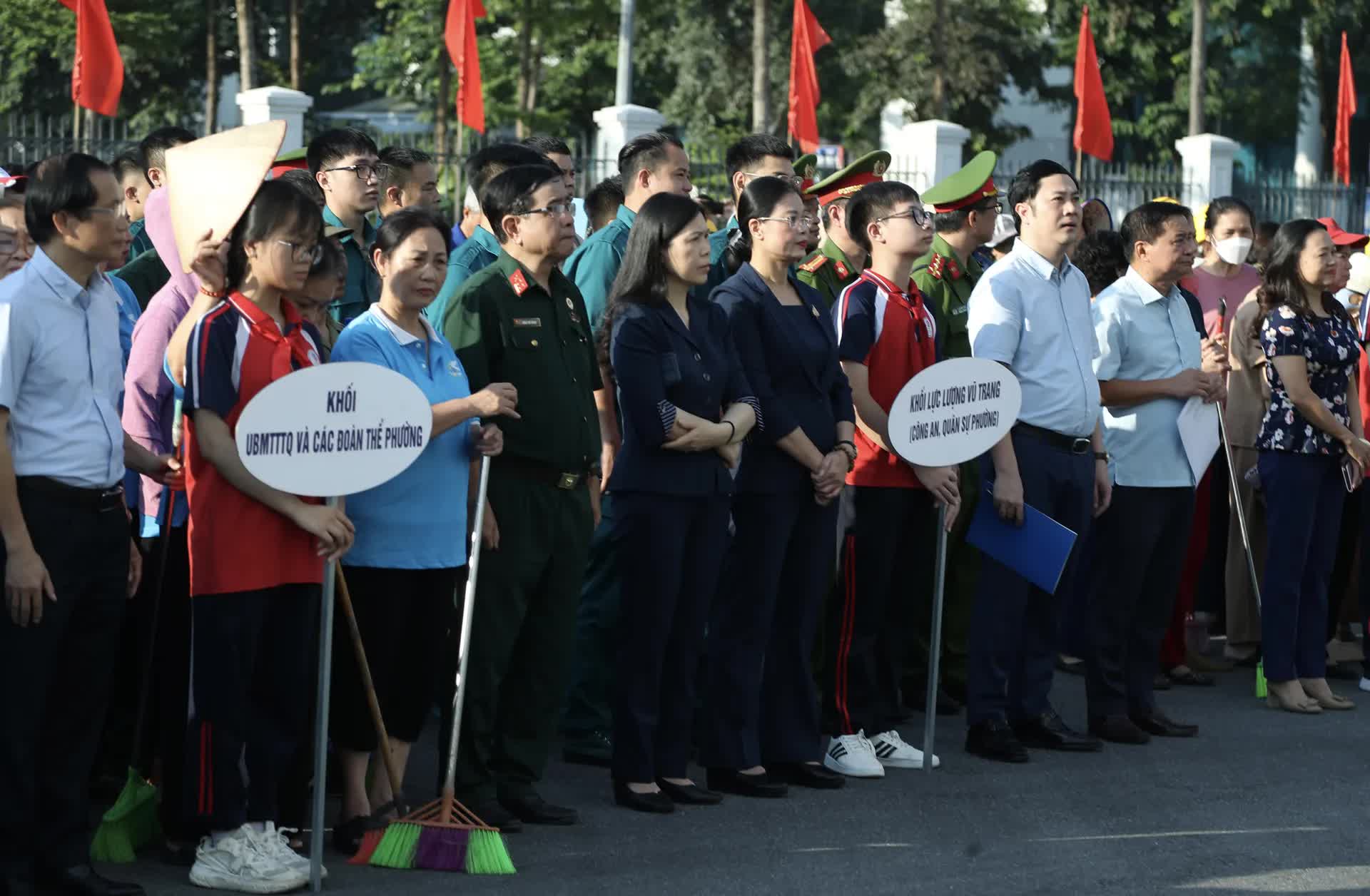 Phường Cầu Giấy ra quân tổng vệ sinh môi trường- Ảnh 2.