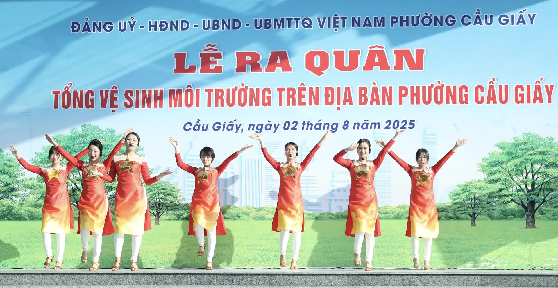 Phường Cầu Giấy ra quân tổng vệ sinh môi trường- Ảnh 1.