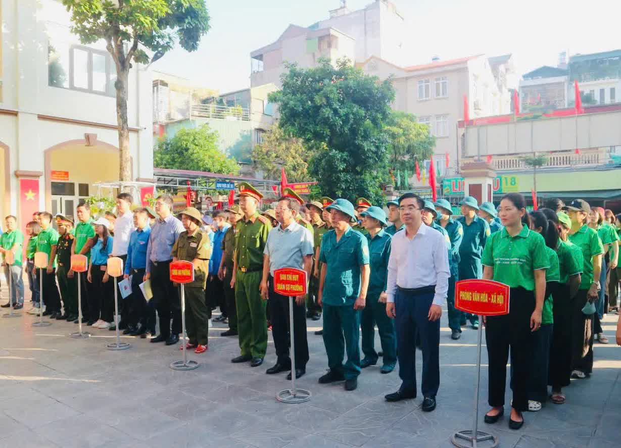Phường Khương Đình: Tổng vệ sinh môi trường, làm sạch hai bên bờ sông Tô Lịch- Ảnh 2.