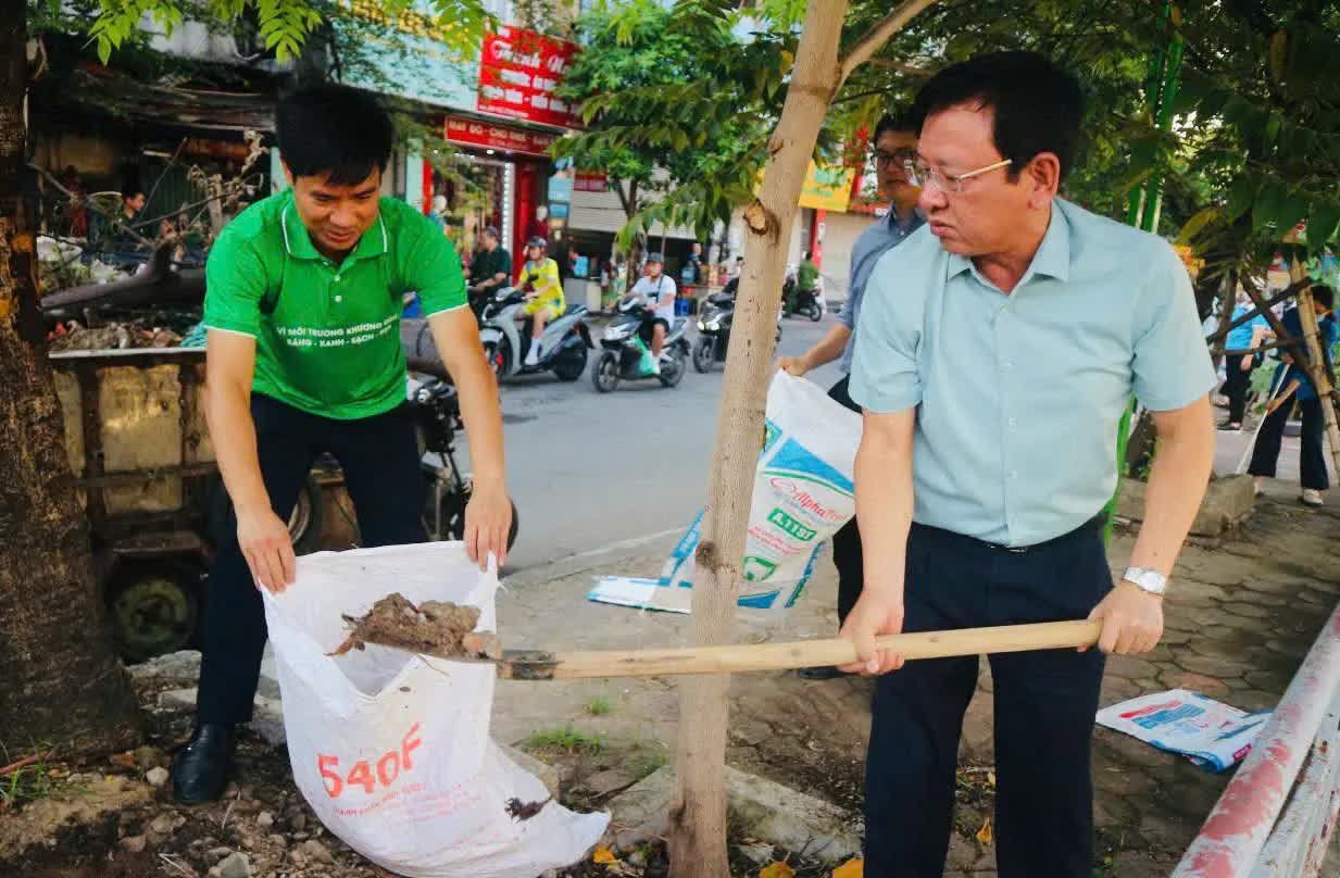 Phường Khương Đình: Tổng vệ sinh môi trường, làm sạch hai bên bờ sông Tô Lịch- Ảnh 4.