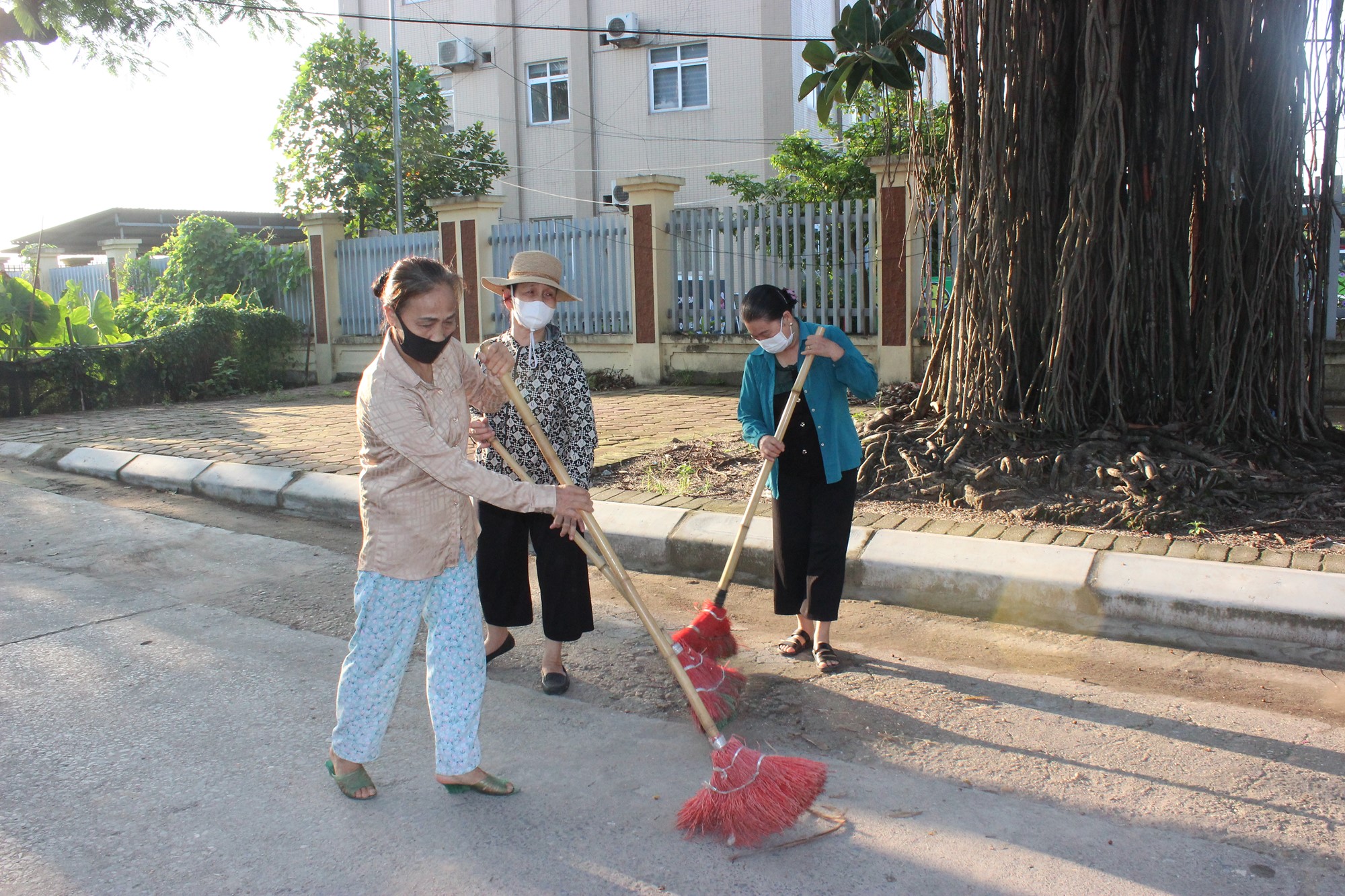 Phường Thượng Cát duy trì phong trào “Ngày thứ Bảy xanh” xây dựng phường “Sáng – xanh - sạch - đẹp”- Ảnh 11.
