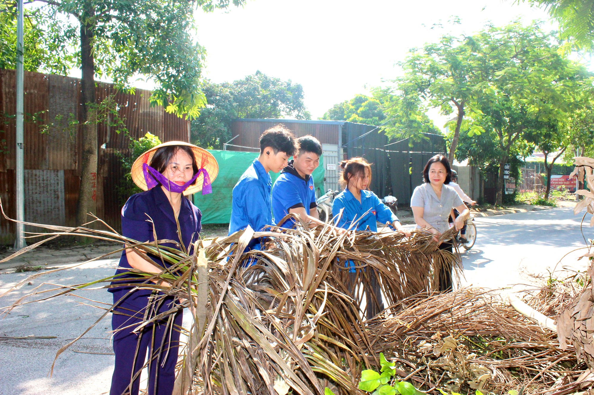 Phường Thượng Cát duy trì phong trào “Ngày thứ Bảy xanh” xây dựng phường “Sáng – xanh - sạch - đẹp”- Ảnh 2.