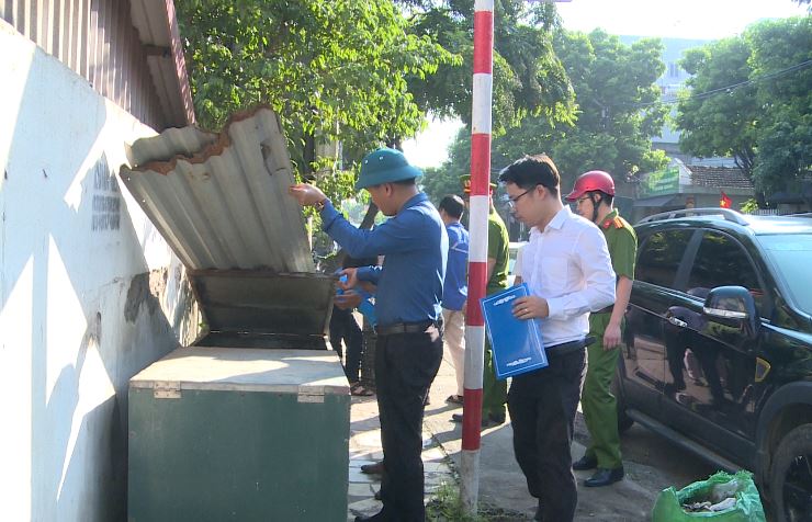 Phúc Lộc ra quân vệ sinh môi trường, trang trí tuyên truyền chuẩn bị Đại hội đại biểu Đảng bộ xã lần thứ I- Ảnh 6.