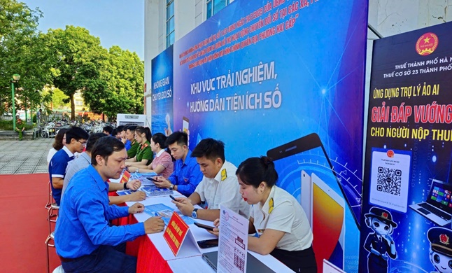 Lễ phát động tổng VSMT, phòng chống dịch SXH; bảo đảm trật tự ATGT, trật tư văn minh môi trường đô thị và Chiến dịch “45 ngày đêm ra quân hỗ trợ hoạt động CĐS trong giai đoạn đầu vận hành mô hình chính quyền địa phương hai cấp”- Ảnh 8.