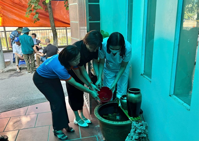 Lễ phát động tổng VSMT, phòng chống dịch SXH; bảo đảm trật tự ATGT, trật tư văn minh môi trường đô thị và Chiến dịch “45 ngày đêm ra quân hỗ trợ hoạt động CĐS trong giai đoạn đầu vận hành mô hình chính quyền địa phương hai cấp”- Ảnh 13.