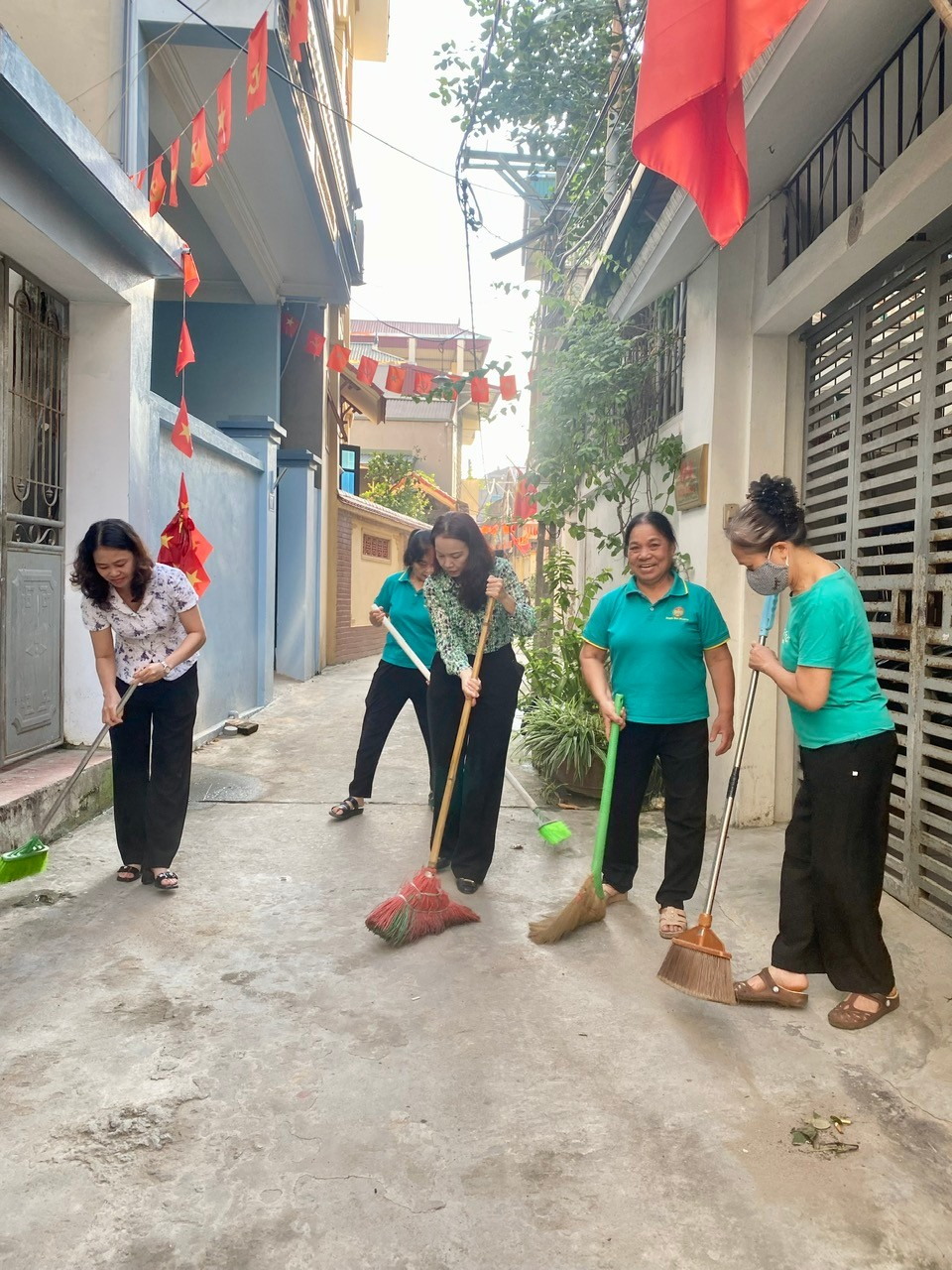 Ra quân tổng vệ sinh môi trường trên địa bàn xã- Ảnh 2.