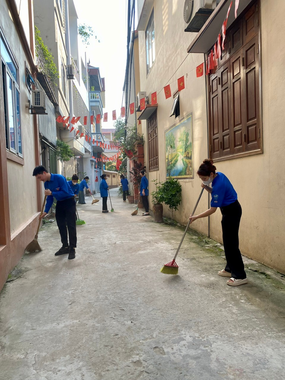 Ra quân tổng vệ sinh môi trường trên địa bàn xã- Ảnh 3.