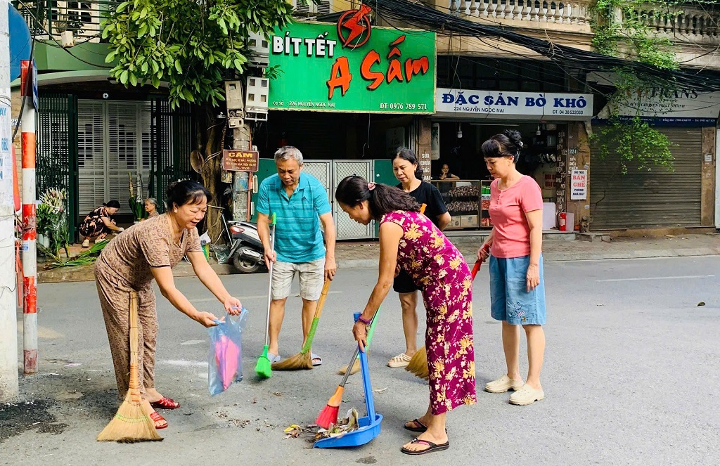 Chùm ảnh: Tổng VSMT trên địa bàn phường Phương Liệt - Chung tay vì môi trường xanh- Ảnh 10.