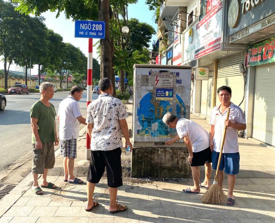 Chùm ảnh: Tổng VSMT trên địa bàn phường Phương Liệt - Chung tay vì môi trường xanh- Ảnh 12.