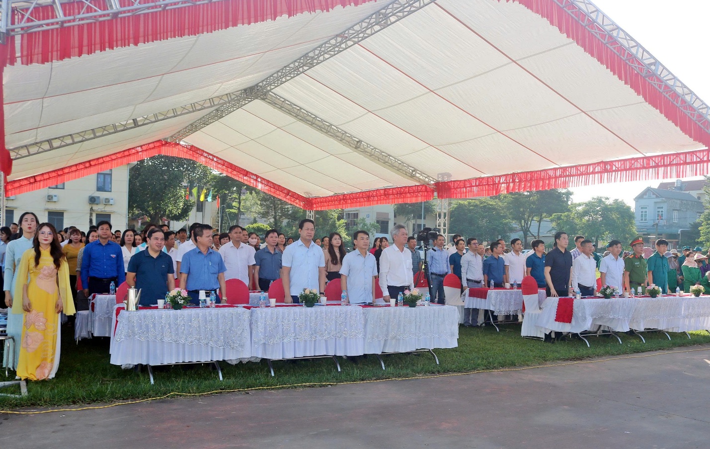 Xuân Mai ra quân tổng VSMT và phát động phong trào thi đua “Sáng - Xanh - Sạch - Đẹp”- Ảnh 1.