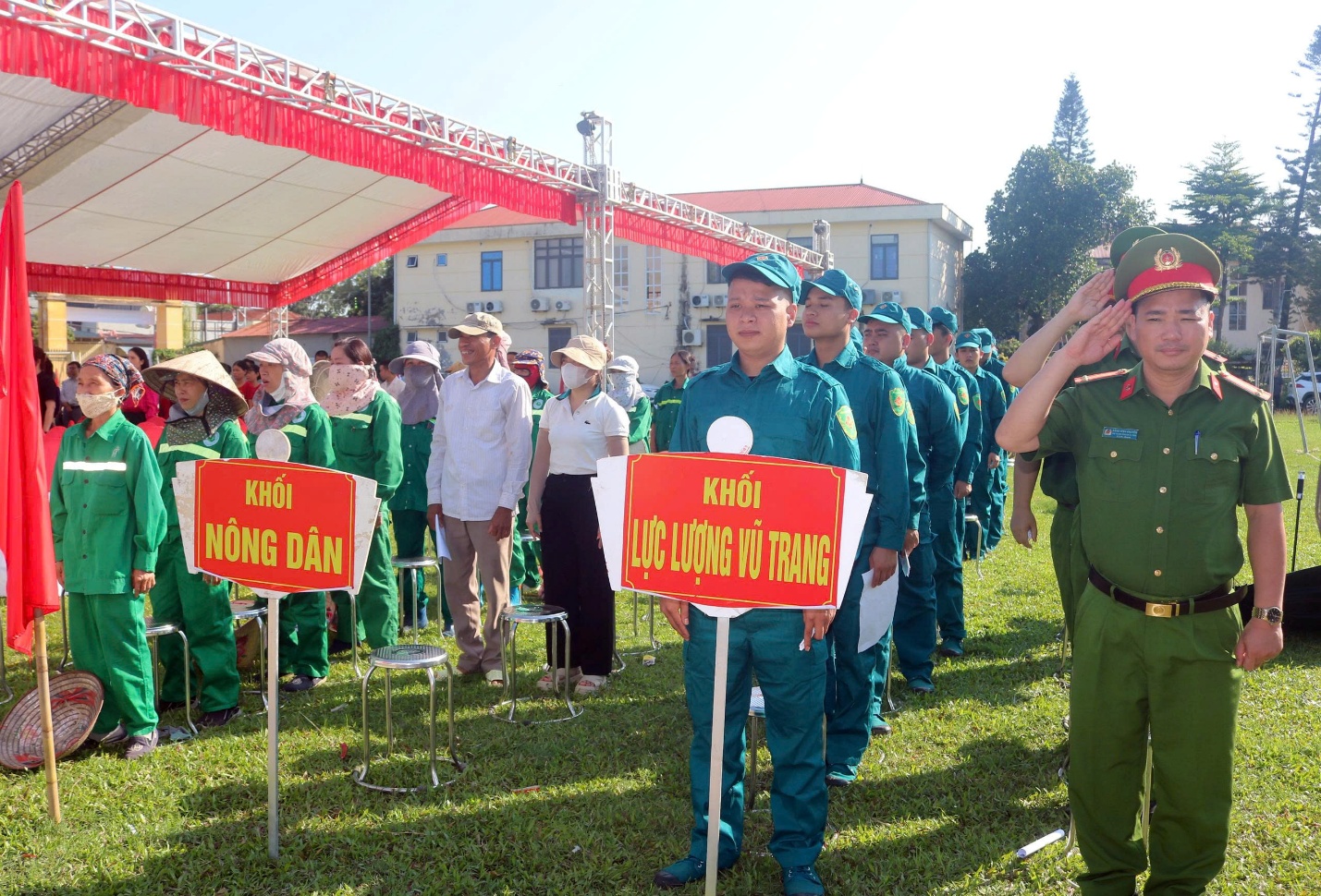 Xuân Mai ra quân tổng VSMT và phát động phong trào thi đua “Sáng - Xanh - Sạch - Đẹp”- Ảnh 2.