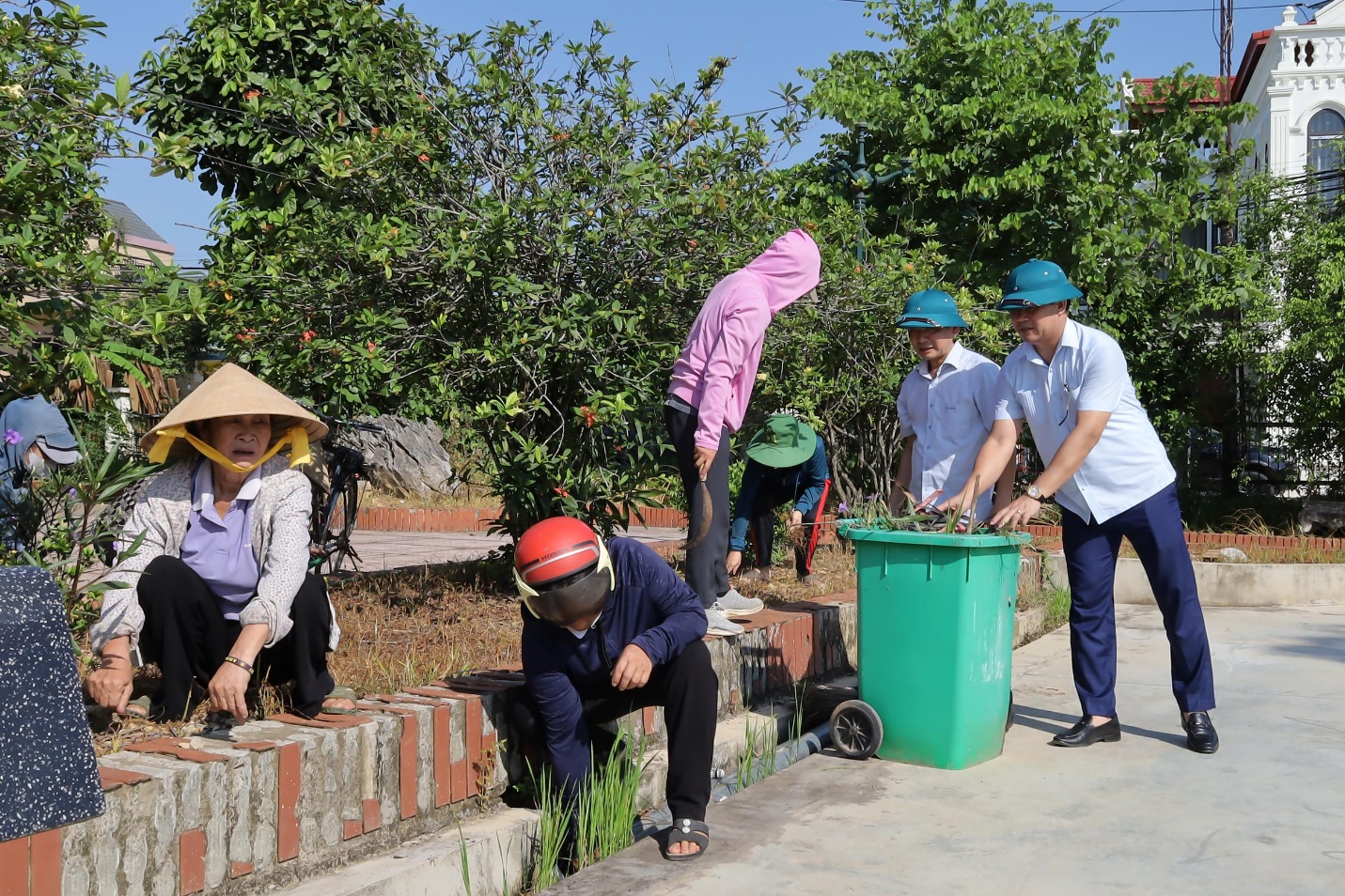 Xuân Mai ra quân tổng VSMT và phát động phong trào thi đua “Sáng - Xanh - Sạch - Đẹp”- Ảnh 10.