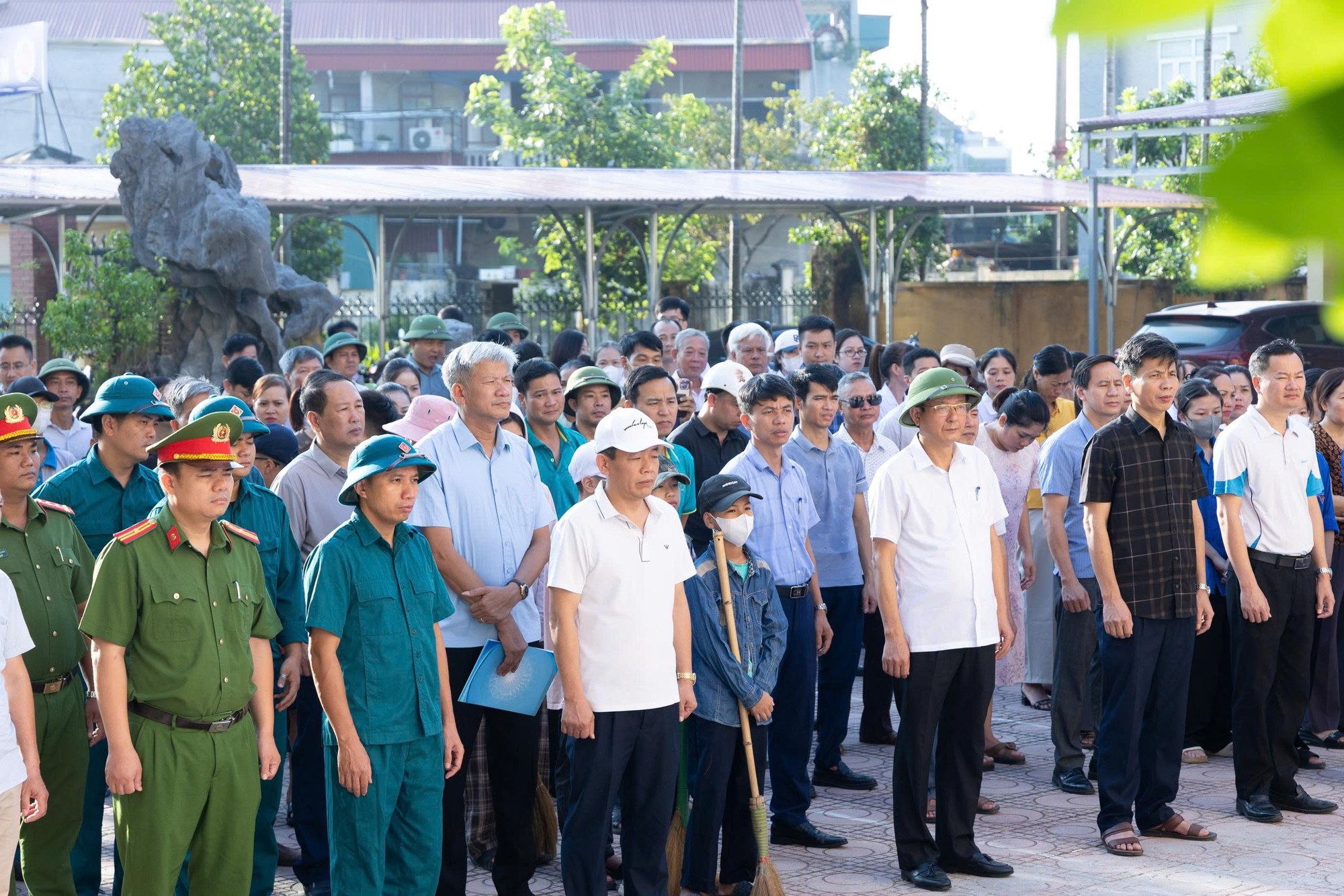 Đảng ủy – Hội đồng nhân dân - Ủy ban nhân dân - Ủy ban Mặt trận tổ quốc xã Ứng Thiên tổ chức lễ ra quân tổng vệ sinh môi trường trên địa bàn 29 thôn thuộc xã- Ảnh 1.