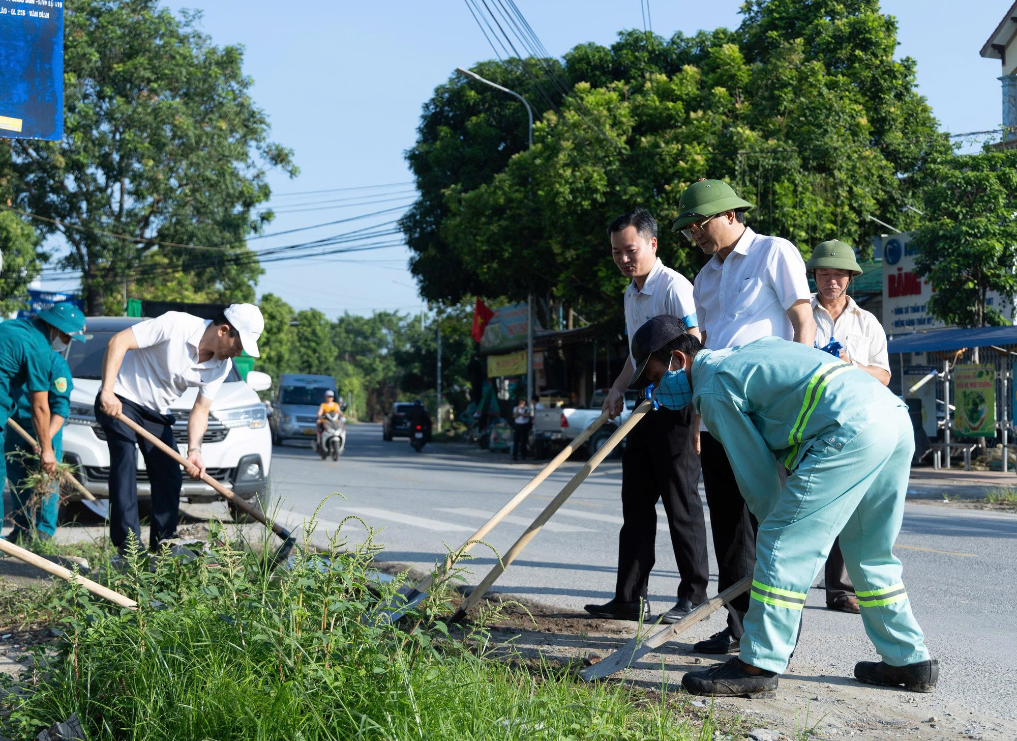 Đảng ủy – Hội đồng nhân dân - Ủy ban nhân dân - Ủy ban Mặt trận tổ quốc xã Ứng Thiên tổ chức lễ ra quân tổng vệ sinh môi trường trên địa bàn 29 thôn thuộc xã- Ảnh 3.