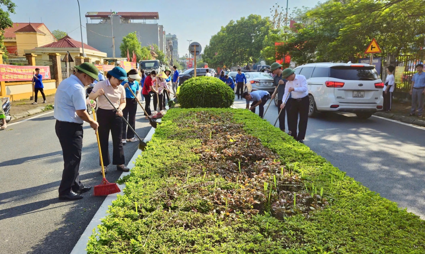 Lễ phát động tổng VSMT, phòng chống dịch SXH; bảo đảm trật tự ATGT, trật tư văn minh môi trường đô thị và Chiến dịch “45 ngày đêm ra quân hỗ trợ hoạt động CĐS trong giai đoạn đầu vận hành mô hình chính quyền địa phương hai cấp”- Ảnh 9.
