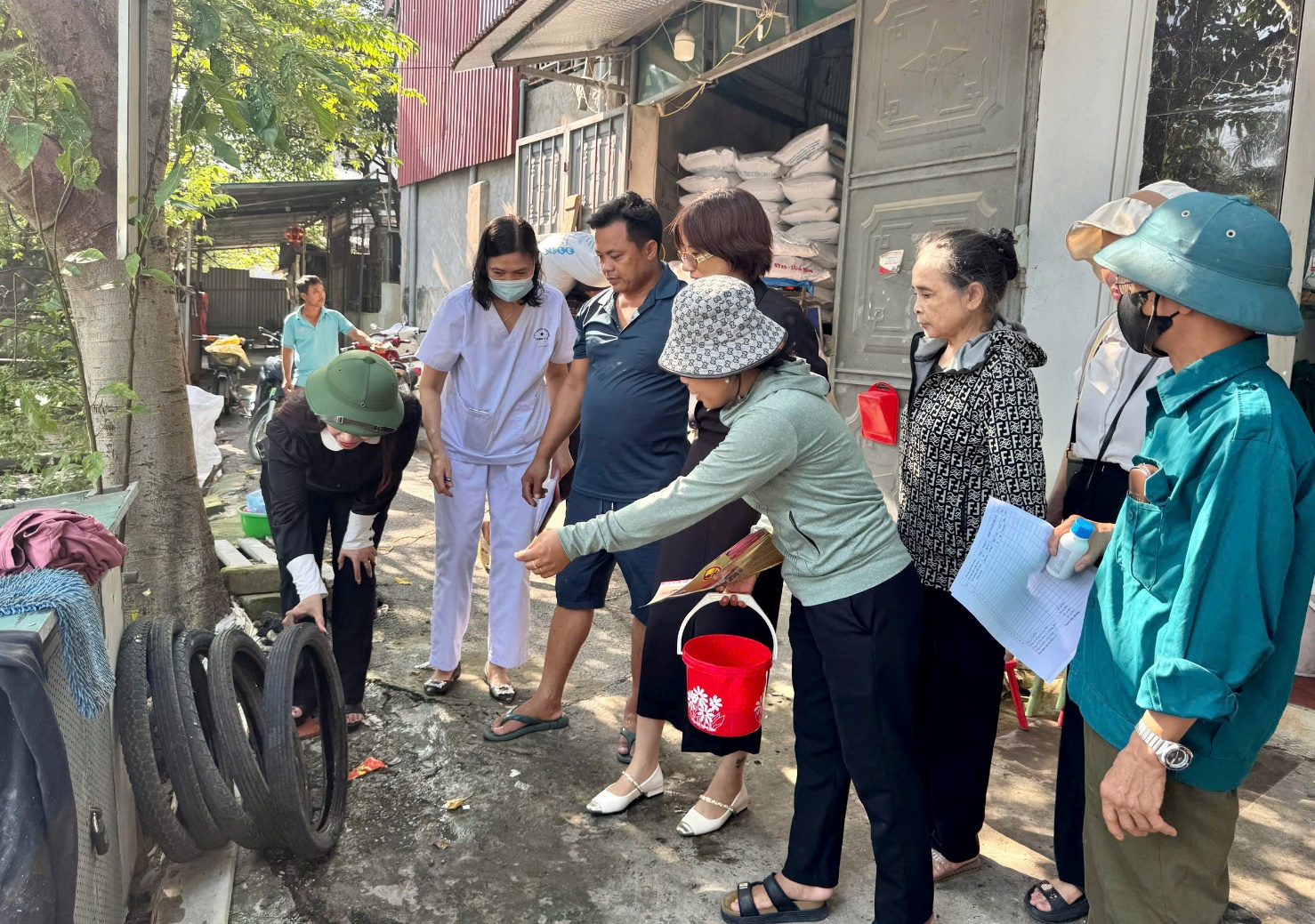 Lễ phát động tổng VSMT, phòng chống dịch SXH; bảo đảm trật tự ATGT, trật tư văn minh môi trường đô thị và Chiến dịch “45 ngày đêm ra quân hỗ trợ hoạt động CĐS trong giai đoạn đầu vận hành mô hình chính quyền địa phương hai cấp”- Ảnh 11.