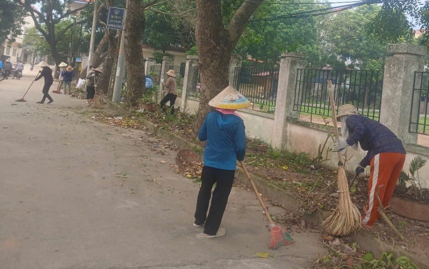 XÃ YÊN LÃNG DUY TRÌ THƯỜNG XUYÊN HOẠT ĐỘNG TỔNG VỆ SINH MÔI TRƯỜNG TẠI CÁC KHU DÂN CƯ- Ảnh 1.