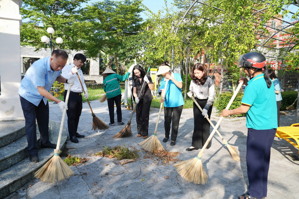 Xã Đan Phượng ra quân tổng vệ sinh môi trường, đảm bảo trật tự văn minh đô thị.- Ảnh 5.