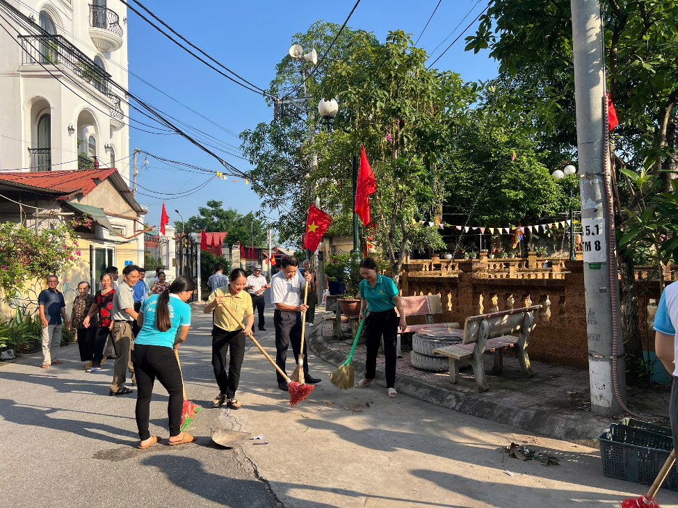 Xã Đan Phượng ra quân tổng vệ sinh môi trường, đảm bảo trật tự văn minh đô thị.- Ảnh 6.
