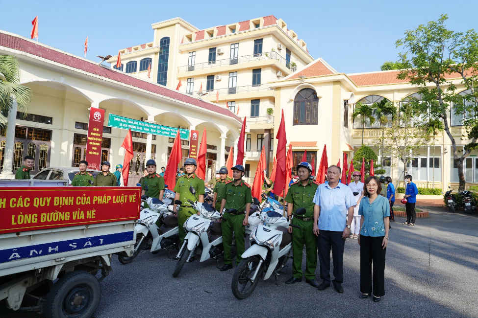 Xã Đan Phượng ra quân tổng vệ sinh môi trường, đảm bảo trật tự văn minh đô thị.- Ảnh 7.