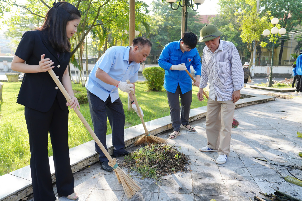 Xã Đan Phượng ra quân tổng vệ sinh môi trường, đảm bảo trật tự văn minh đô thị.- Ảnh 8.