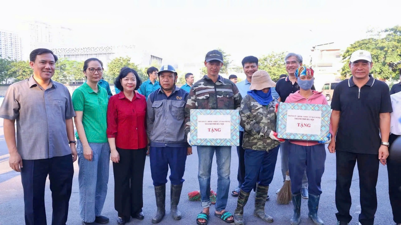 Bí thư Thành ủy Hà Nội Bùi Thị Minh Hoài cùng phường Xuân Đỉnh tham gia tổng vệ sinh môi trường- Ảnh 1.