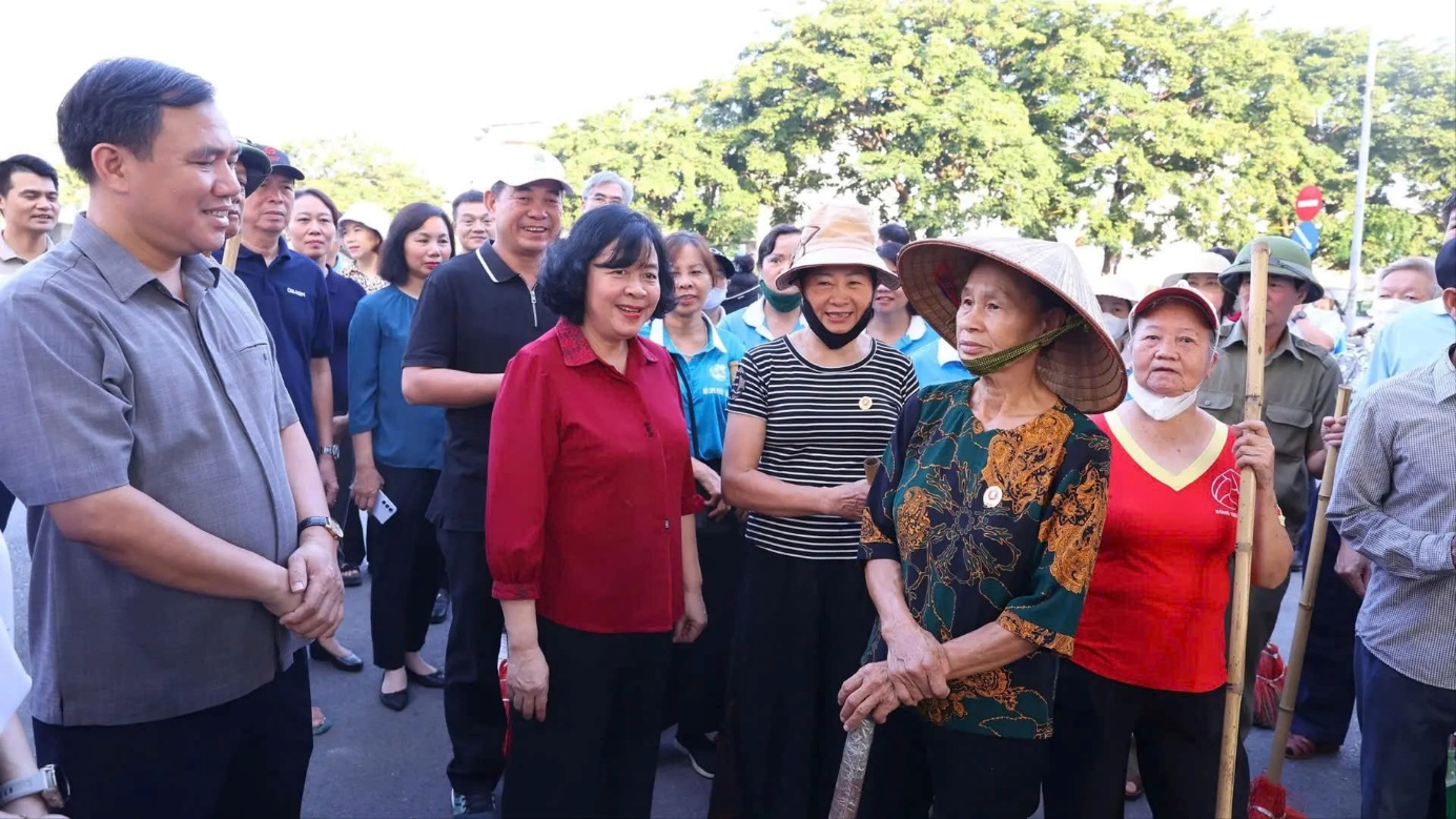 Bí thư Thành ủy Hà Nội Bùi Thị Minh Hoài cùng phường Xuân Đỉnh tham gia tổng vệ sinh môi trường- Ảnh 3.