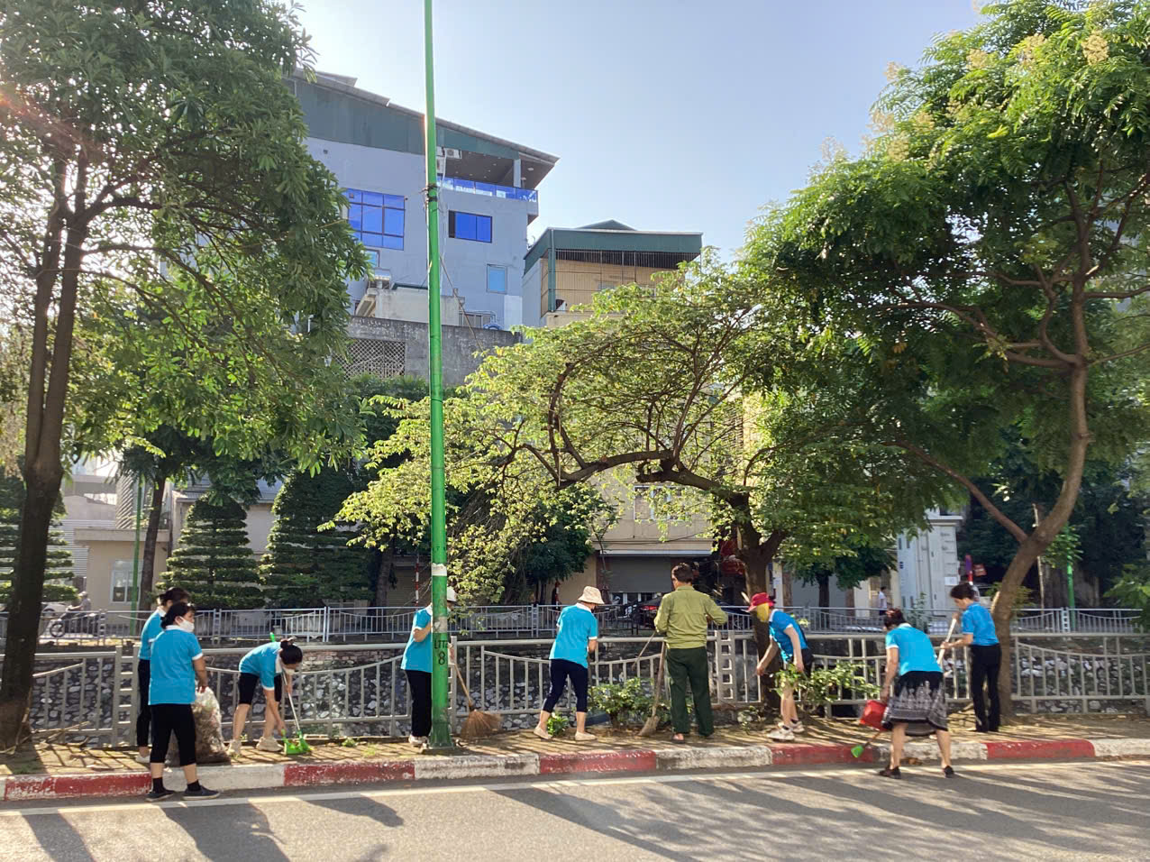 HỘI PHỤ NỮ THAM GIA LỄ RA QUÂN TỔNG VỆ SINH MÔI TRƯỜNG- Ảnh 2.