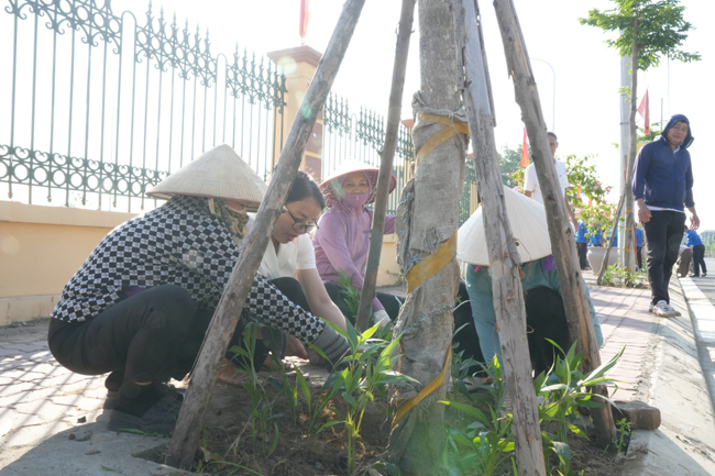 Sôi nổi đợt cao điểm ra quân vệ sinh môi trường, chỉnh trang cảnh quan ở xã Hạ Bằng- Ảnh 4.